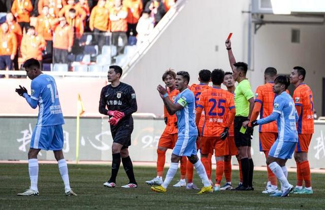 星空体育官网-足协裁判评议：蒋圣龙应直红罚下 王大雷红牌正确