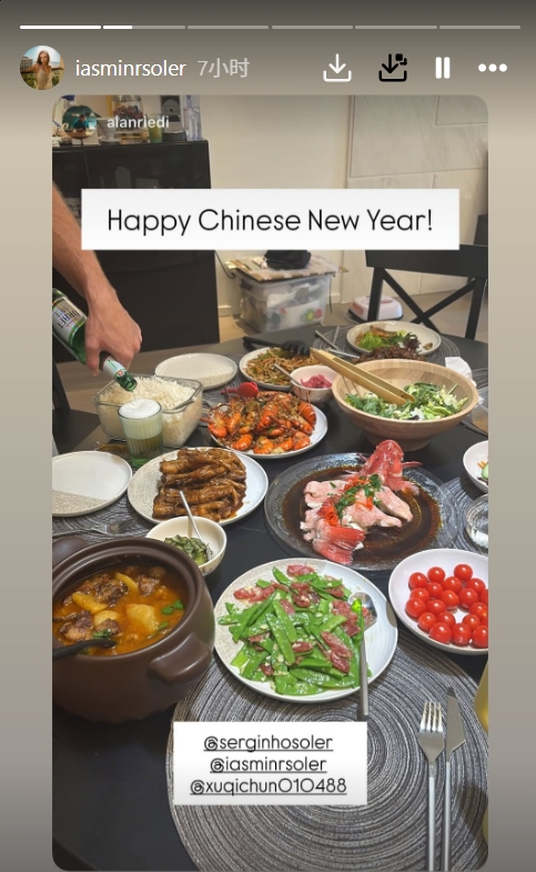 星空体育官网入口-入乡随俗！归化国脚塞尔吉尼奥和家人一起包饺子，妻子晒年夜饭